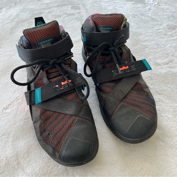 NIKE Lebron Zoom Soldier 9 Sneakers
